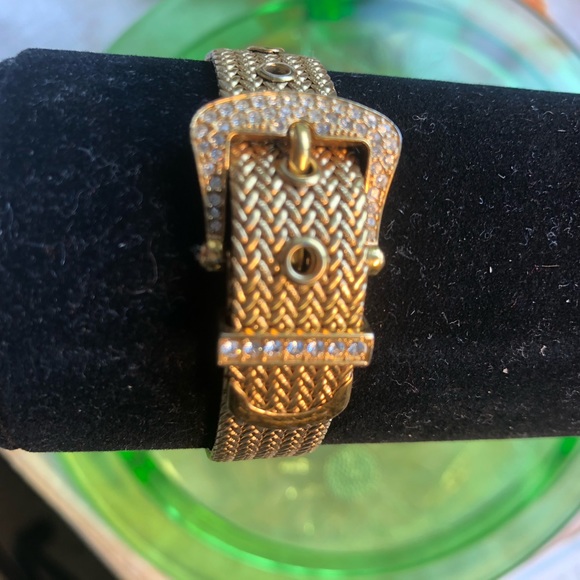 Victoria Wieck Crystal Watch Gold ToneMother of pearl face. Needs battery good C - Picture 4 of 7